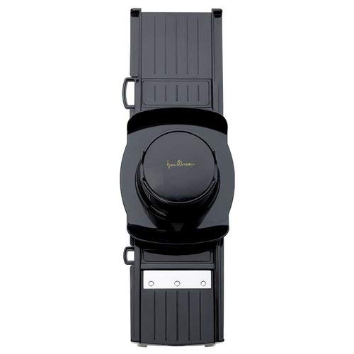 Mandolina taglia affetta Massari. Utile per preparazioni e guarniture con frutta e vegetali, uno strumento polivalente che tramite l’uso di lame opportunamente studiate, della slitta e della presa rotante consente di affettare e realizzare different