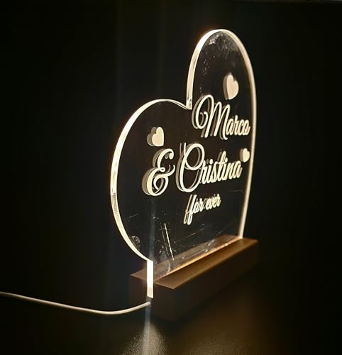 Lampada LED Personalizzata Forma Cuore con Nome in Plexiglass Trasparente, 25 cm, Base in Legno, Cavo Alimentazione USB, Incisione Testo