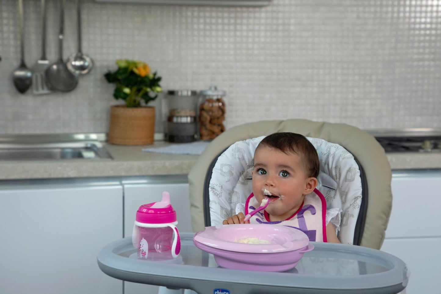 Chicco, Primo Cucchiaio, Cucchiaio Neonato per lo Svezzamento, Piccolo e Leggero, con Forma Angolata e Impugnatura Ergonomica per Imparare a Mangiare in Autonomia, Colore Rosa, per Bambini 8 Mesi+