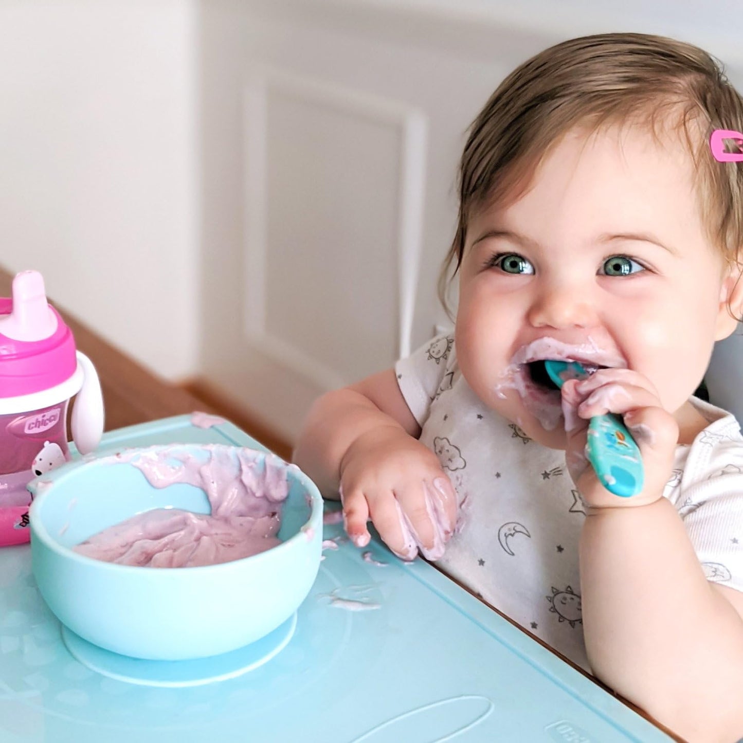 Chicco, Primo Cucchiaio, Cucchiaio Neonato per lo Svezzamento, Piccolo e Leggero, con Forma Angolata e Impugnatura Ergonomica per Imparare a Mangiare in Autonomia, Azzurro, per Bambini 8 Mesi+