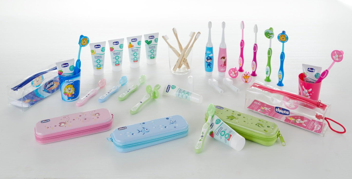 Chicco Spazzolino Da Denti, Con Setole Fini, Spazzolino Per Bambini, Spazzolino Delicato, Testina Con Pulisci Lingua, Ergonomico Con Presa Antiscivolo, Colori assortiti, Bimbo, 3-6 Anni