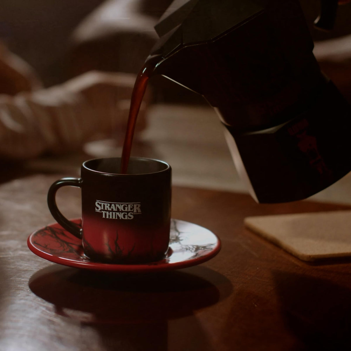 Bialetti Moka Express Stranger Things 3 Tazze, Pomolo Musicale con ricarica USB C, Non adatta ad induzione, 3 Tazze (130ml), Nero