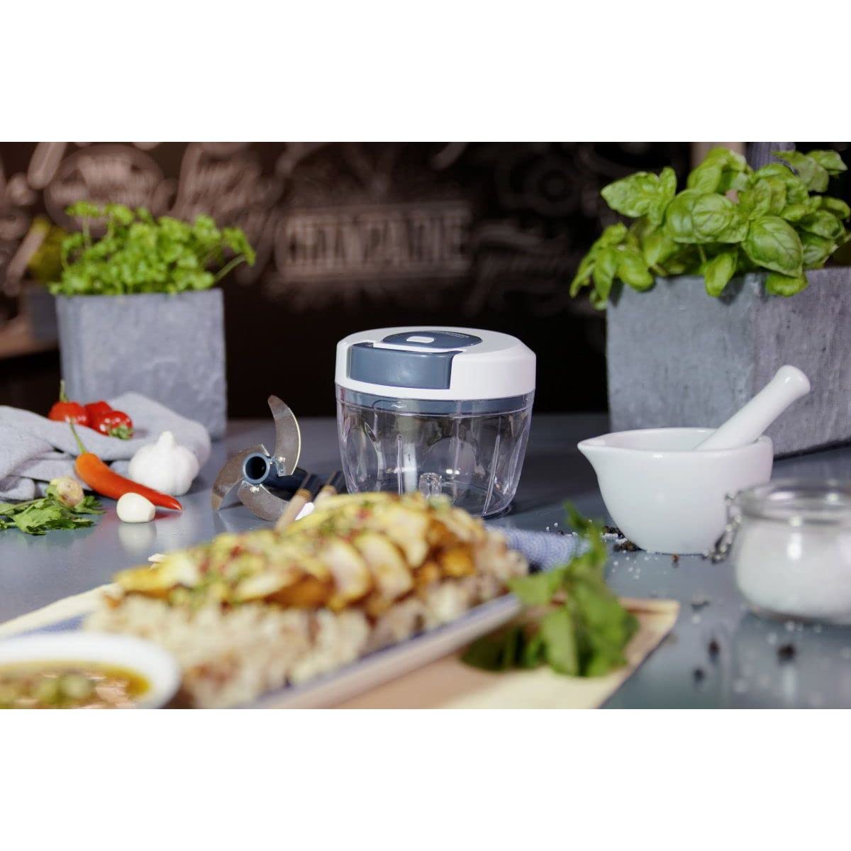 Fackelmann Tritatutto Multifunzione, Linea Easy Prepare, Ideale per tritare cipolle, Noci, Erbe aromatiche, e Altro ø14,5x13cm, Colore:Blu Scuro e Bianco