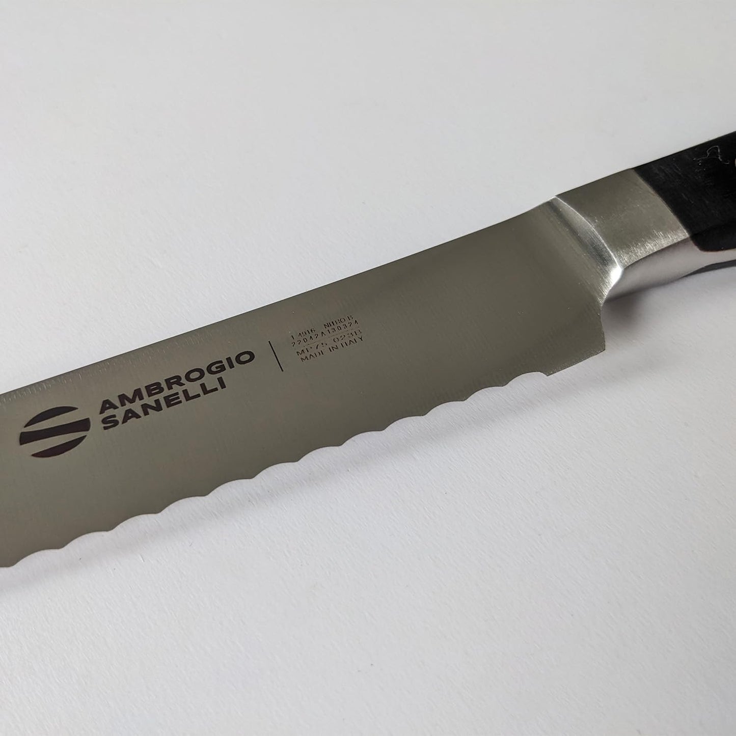 Ambrogio Sanelli, Maitre Coltello Pane, Coltello da Cucina con Lama in Acciaio Inox all'Azoto 23 cm e Manico Ergonomico, Coltelli da Cucina Professionali, Made in Italy