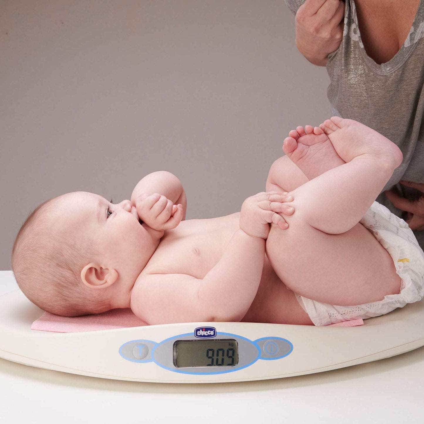 Chicco Bilancia Elettronica Digitale Pesa Bambini Neonati Con Display Digitale LCD, Bilancia Pesa Neonato fino a 20 Kg, Funzione Tara, Funzione Stabilizzatore, Memorizzazione Ultima Pesata, Bianco