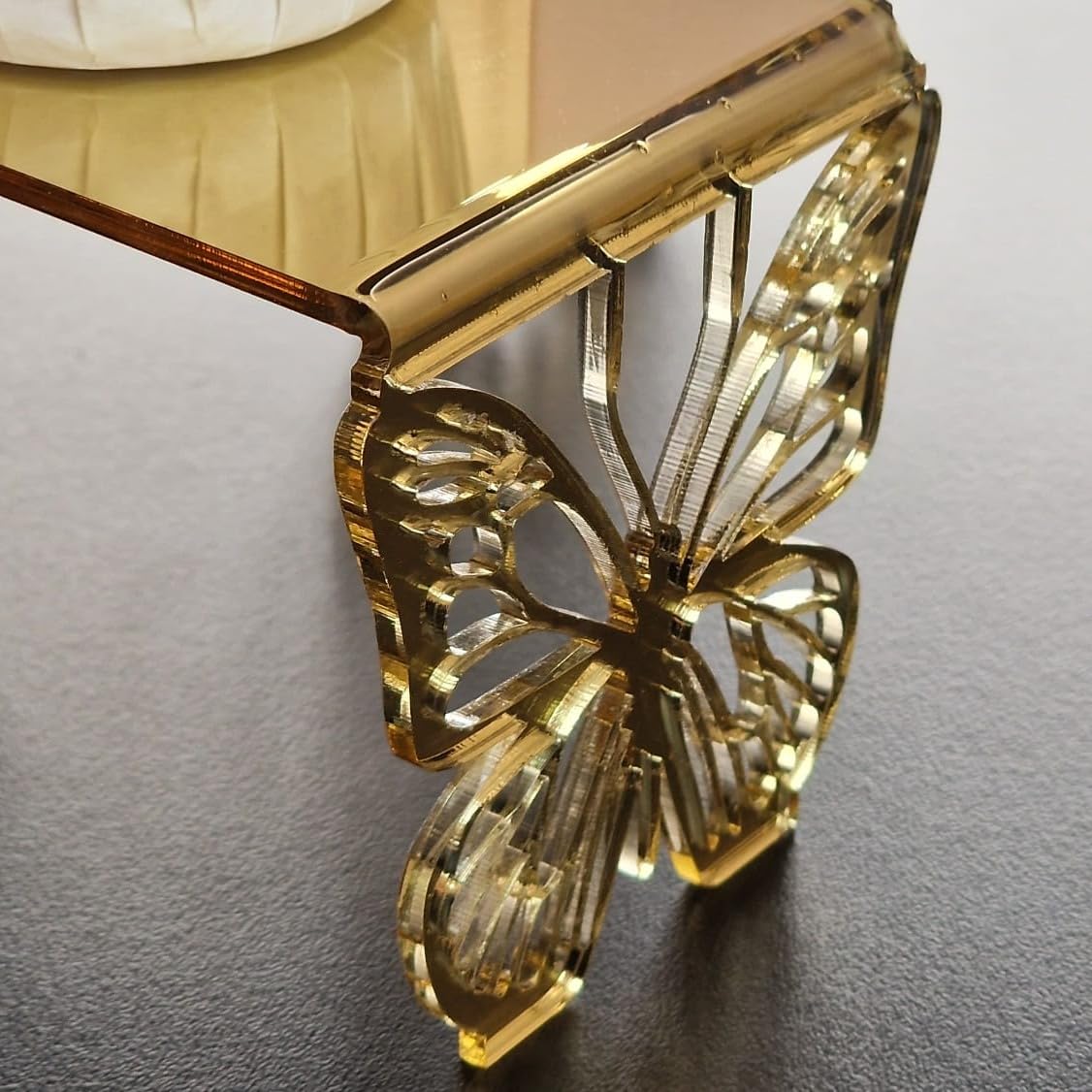 Set di 3 Alzatine Decorative con Farfalle, Base in Plexiglass Dorato o Trasparente, per Catering ed Esposizione | Alzate Originali per Eventi, Wedding, Comunione (Oro Specchiato)