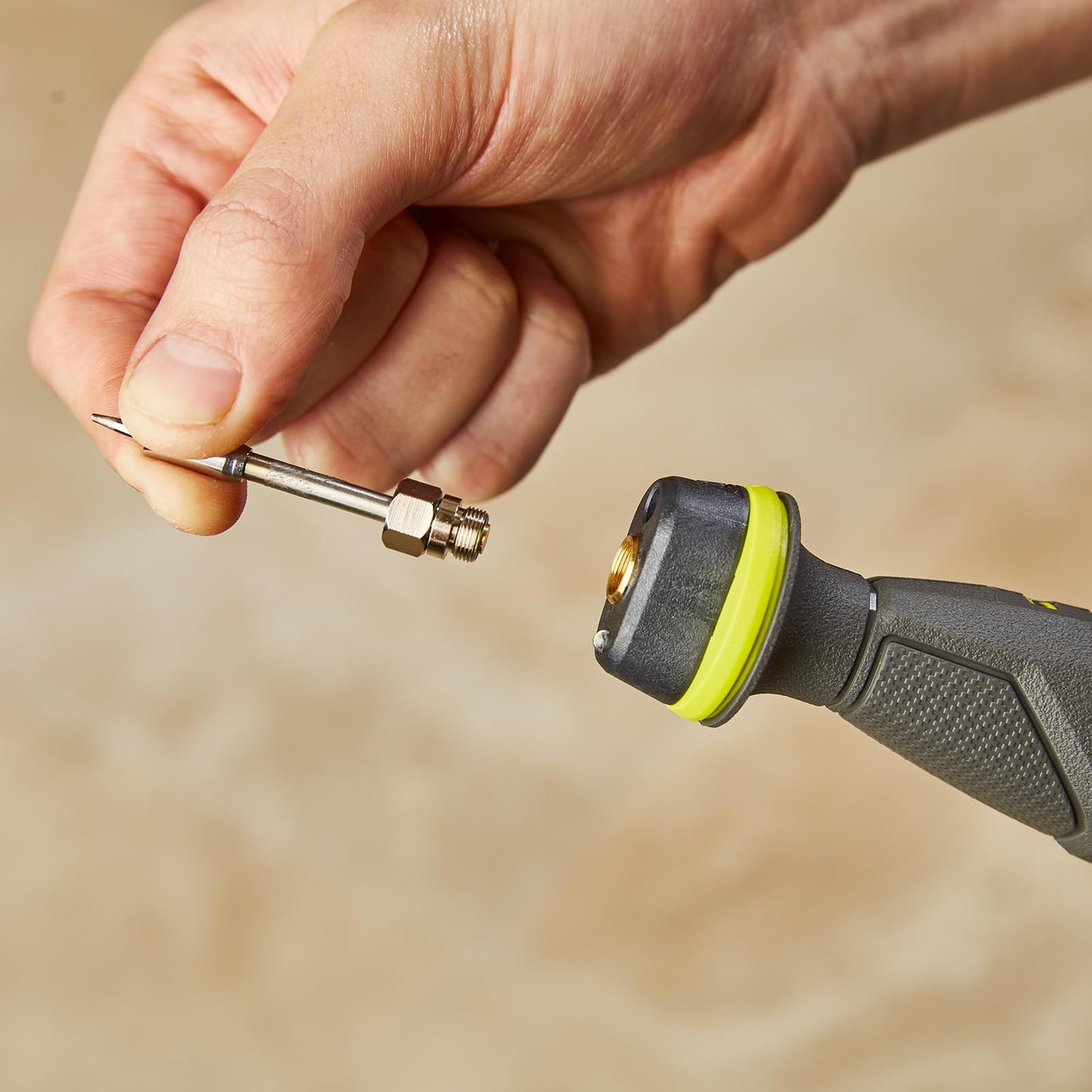 Ryobi RSI4-120G, fer à souder à batterie rechargeable avec USB-C, température jusqu'à 460 °C, lumière LED, poignée ergonomique, pour projets de loisirs, 1 batterie 2,0 Ah incluse