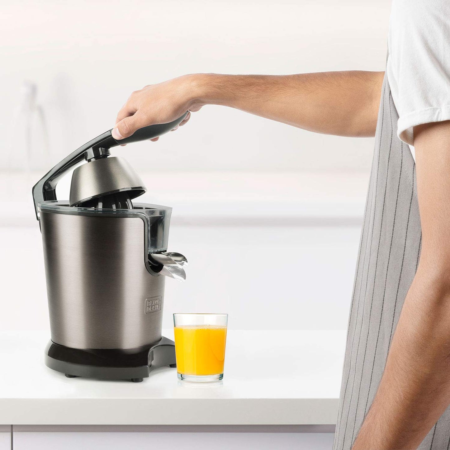 Black+Decker BXCJ350E - Spremiagrumi Elettrico con Leva 350W, Motore AC, Filtro Extra Regolatore della Polpa, 2 Coni di Dimensioni Diverse, Contenitore da 650 ml, Nero Grigio
