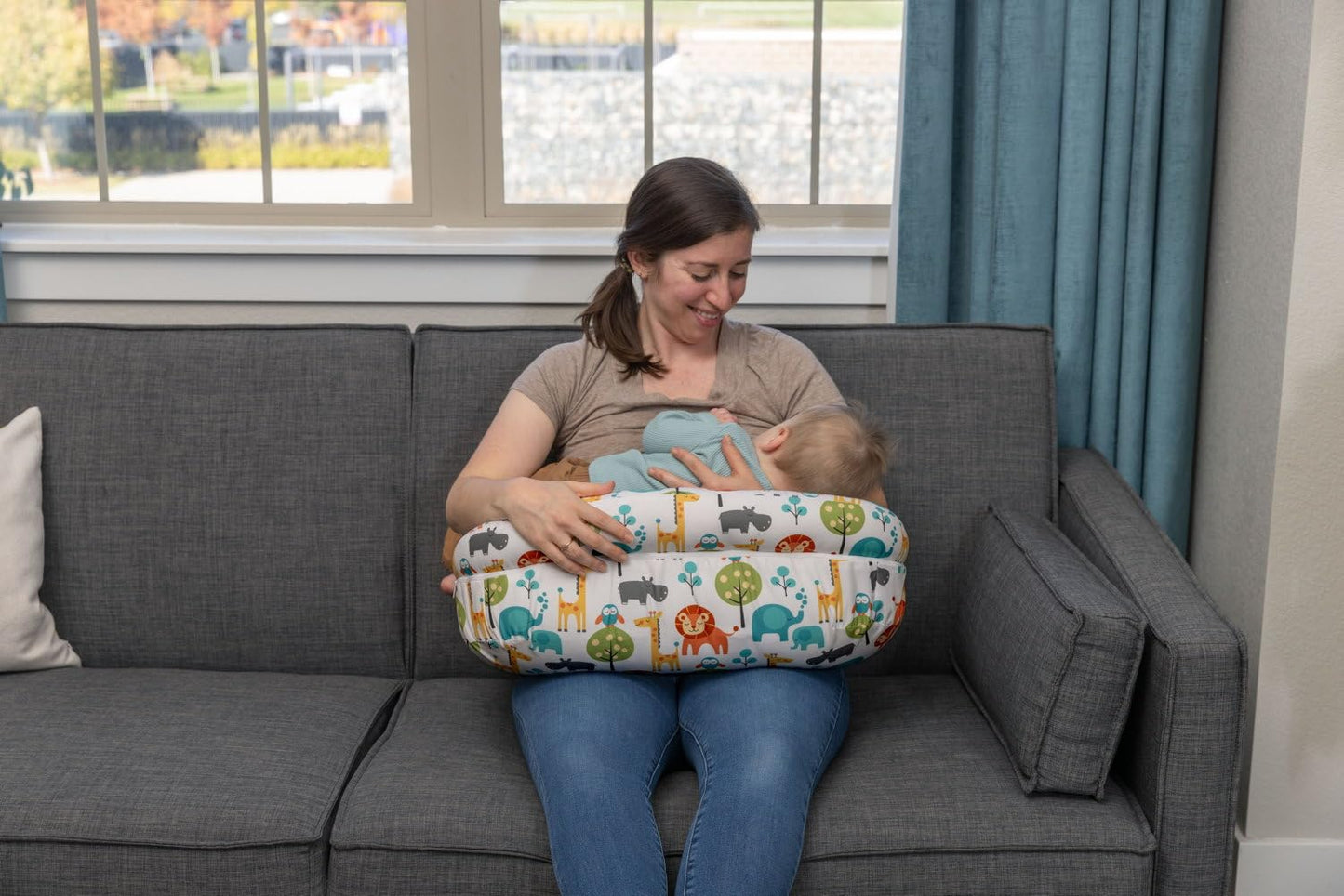 Boppy Cuscino Allattamento Deluxe, Supporto per Allattamento al Seno e con Biberon, Forma Ergonomica con Supporto per Mamma e Bambino, Imbottitura Piena, Sfoderabile e Lavabile in Lavatrice, 0M+