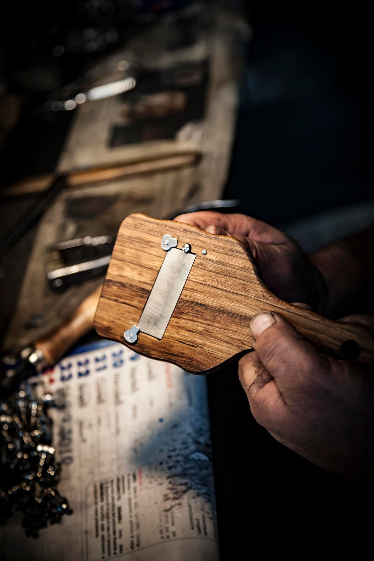 Sanelli Ambrogio, Affettatartufi in Legno di Rovere Fumigato, con Lama Ondulata Regolabile in Acciaio Inox, Resistente, per Tagli Precisi, Made in Italy