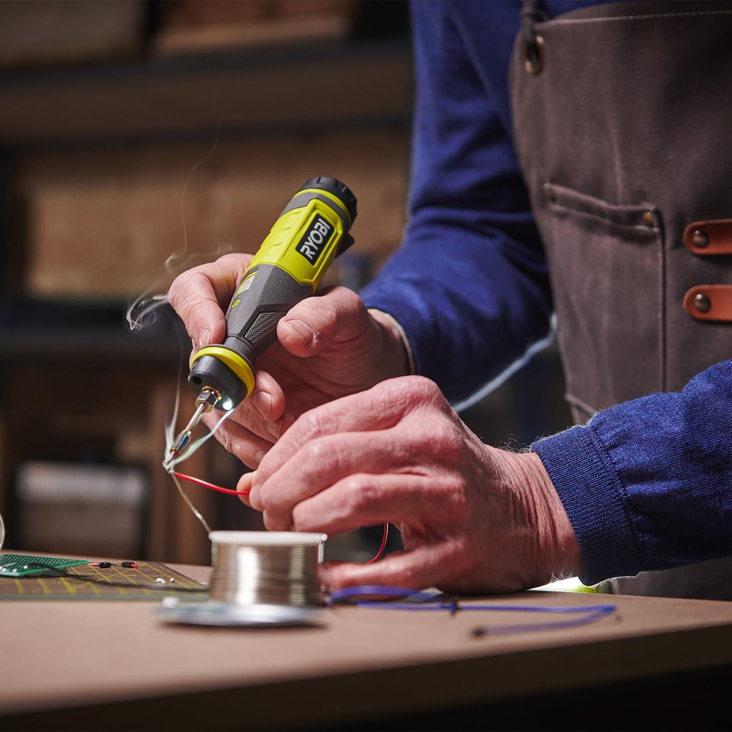 Ryobi RSI4-120G, fer à souder à batterie rechargeable avec USB-C, température jusqu'à 460 °C, lumière LED, poignée ergonomique, pour projets de loisirs, 1 batterie 2,0 Ah incluse
