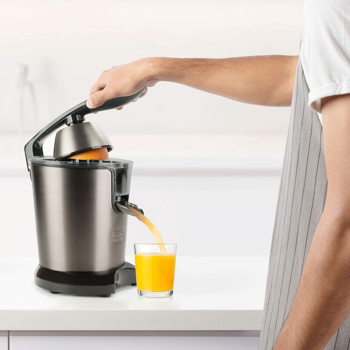 Black+Decker BXCJ350E - Spremiagrumi Elettrico con Leva 350W, Motore AC, Filtro Extra Regolatore della Polpa, 2 Coni di Dimensioni Diverse, Contenitore da 650 ml, Nero Grigio