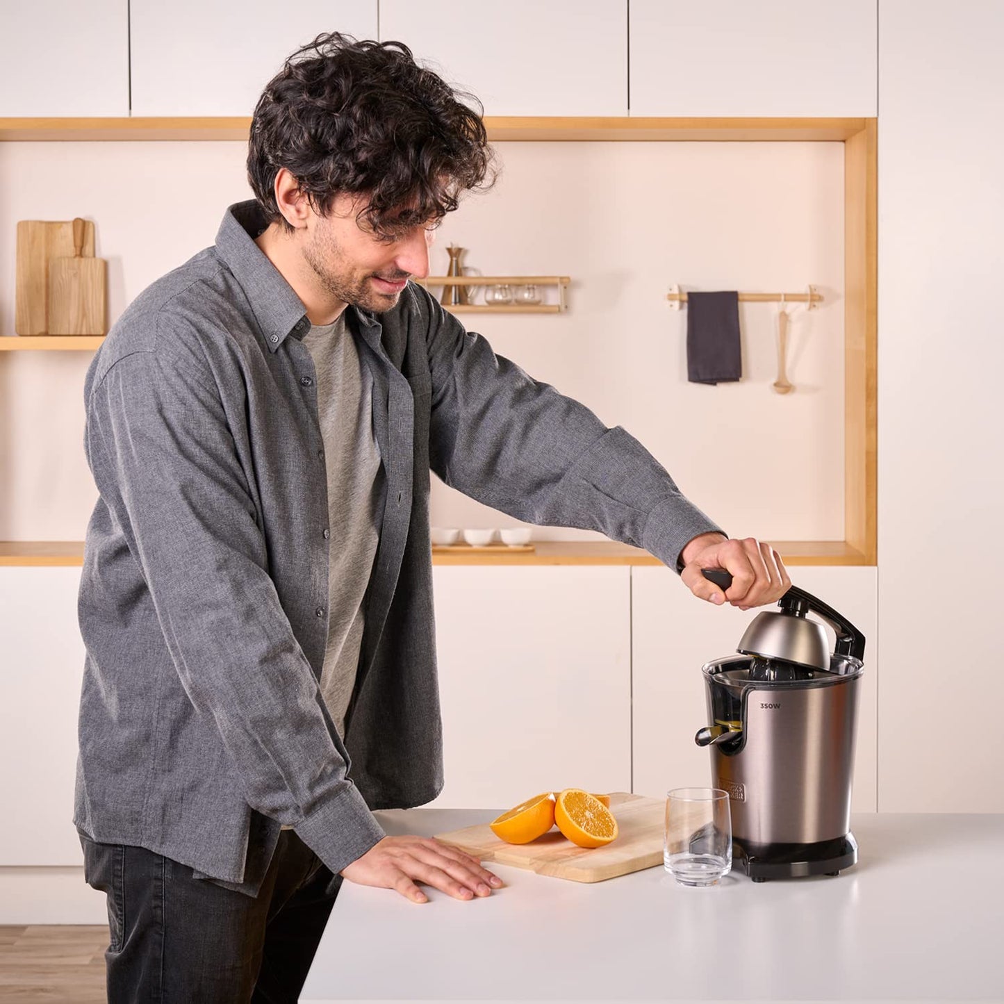 Black+Decker BXCJ350E - Spremiagrumi Elettrico con Leva 350W, Motore AC, Filtro Extra Regolatore della Polpa, 2 Coni di Dimensioni Diverse, Contenitore da 650 ml, Nero Grigio