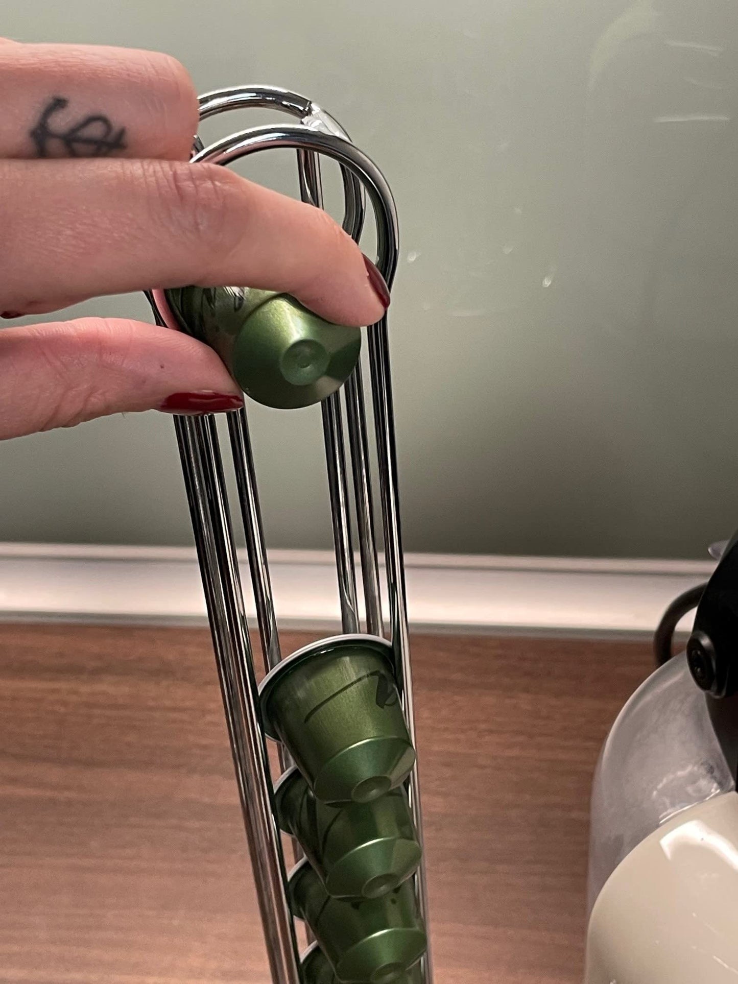 Fackelmann Porta Cialde in Filo per 20 Cialde Nespresso, in Scatola Regalo a 4 Colori, Cialde non Incluse, Argento