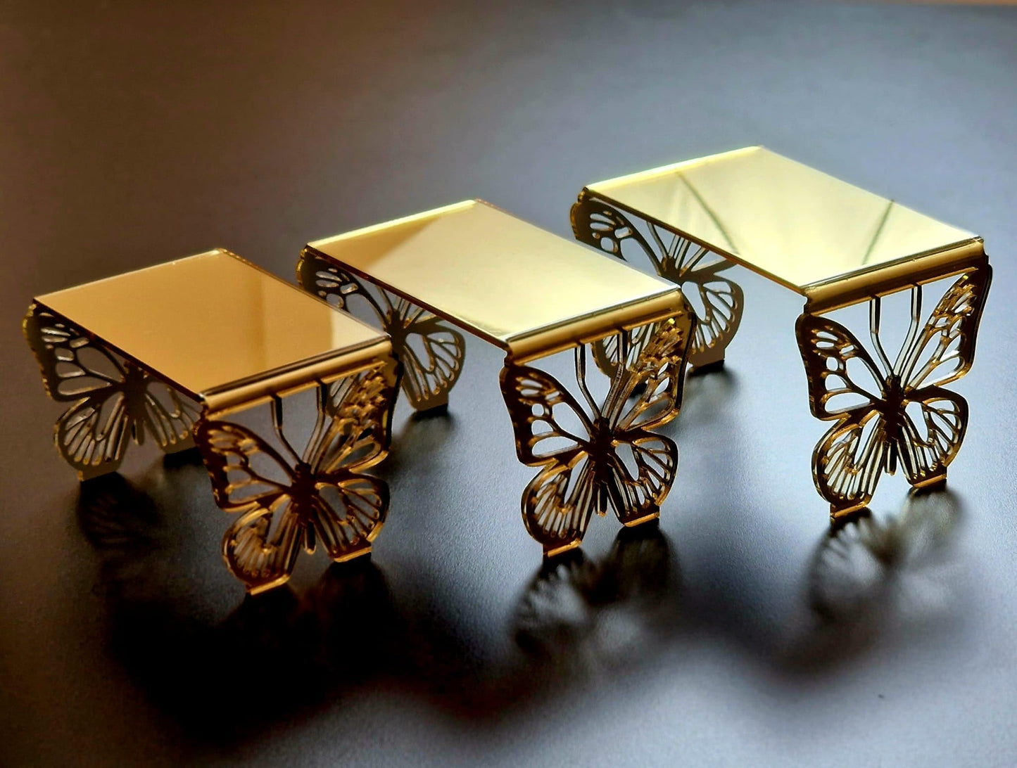 Set di 3 Alzatine Decorative con Farfalle, Base in Plexiglass Dorato o Trasparente, per Catering ed Esposizione | Alzate Originali per Eventi, Wedding, Comunione (Oro Specchiato)
