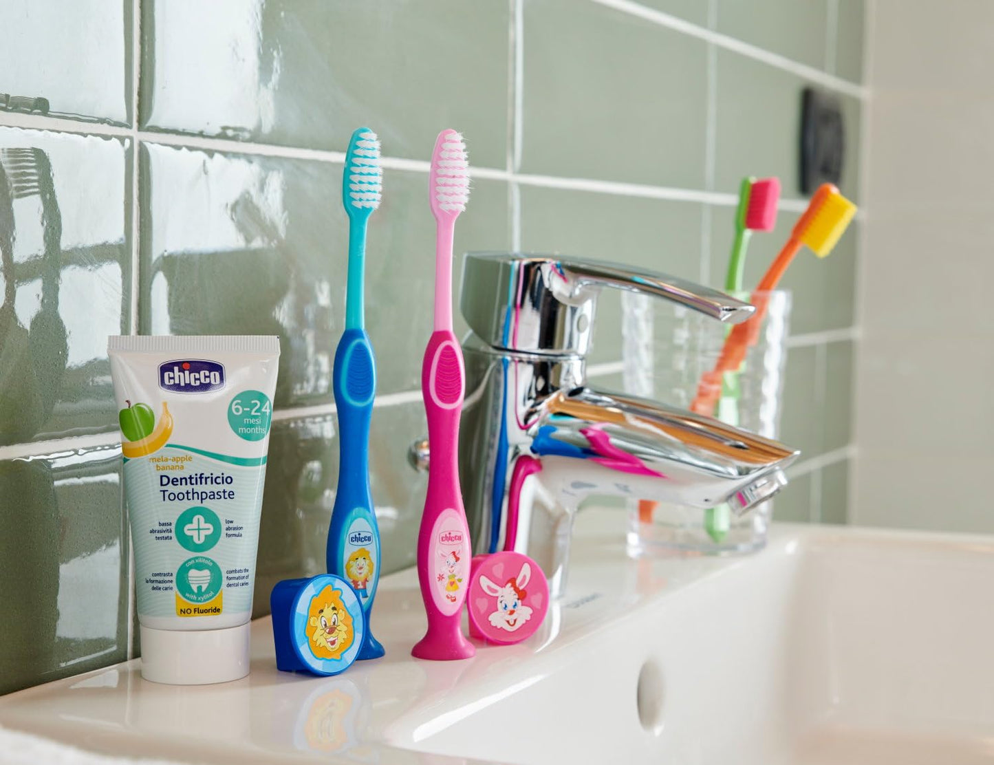 Chicco Spazzolino Da Denti, Con Setole Fini, Spazzolino Per Bambini, Spazzolino Delicato, Testina Con Pulisci Lingua, Ergonomico Con Presa Antiscivolo, Colori assortiti, Bimbo, 3-6 Anni