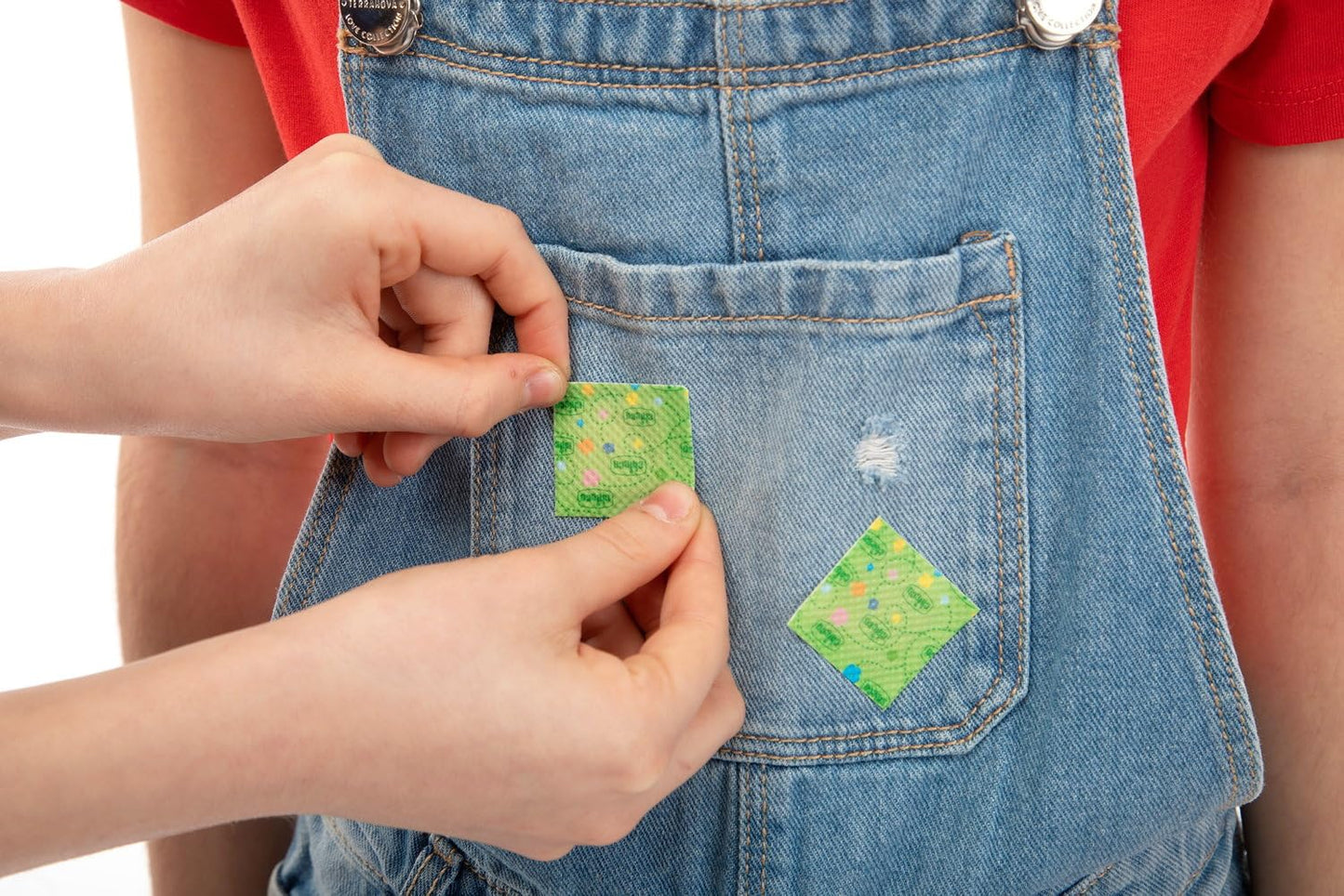 Chicco Natural Colored Sticker Plasters Scented with Lemongrass and Eucalyptus, with Essential Oils in Microcapsules that are Activated by Rubbing, Apply on Clothes, Strollers, Multicolour, 12 pieces