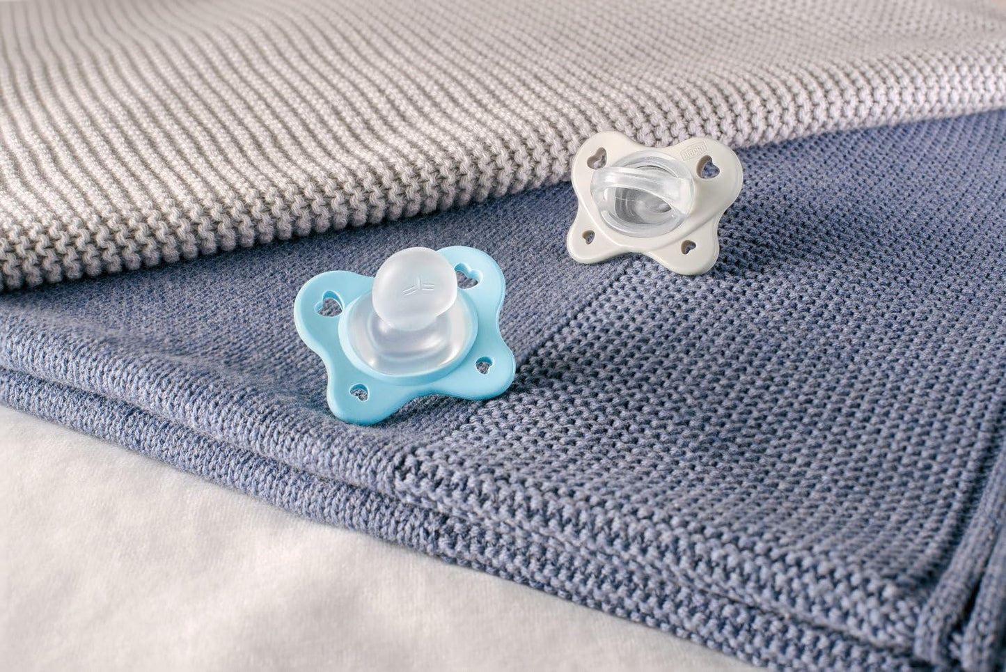 Chicco Gommotto Dual Soft, Ciuccio in Silicone 2-6 Mesi, Bicolore, Set di Gommotti con Doppia Morbidezza, Supportano la Respirazione e Favoriscono il Corretto Sviluppo della Bocca, 2 Pezzi, Bimbo