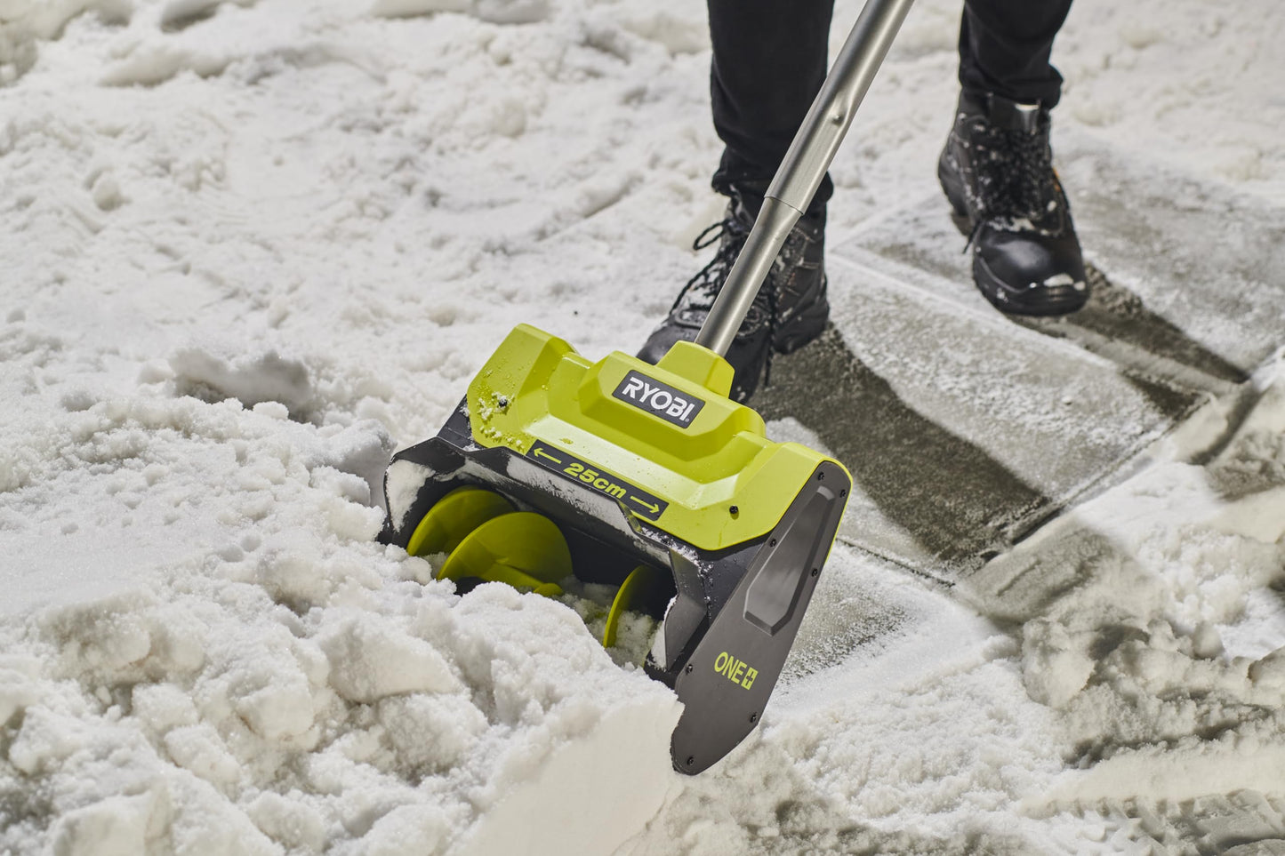 Ryobi RY18ST25A-0, Spazzaneve a Batteria 18V One+, Fresa per Neve con Larghezza di Lavoro 25 cm, Profondità di sgombero 15 cm con Lama in Plastica, Maniglia Regolabile e Impugnatura Ergonomica