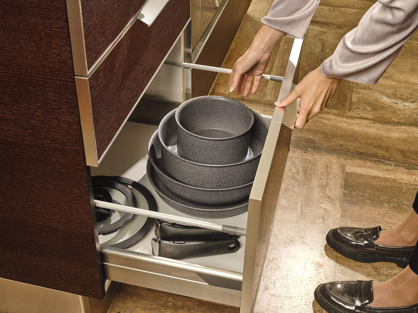 Lagostina Set di Pentole e Padelle Antiaderenti in Alluminio per Induzione, Gas e Forno, 10 Pezzi, Batteria con Casseruola Fonda, Padella, Tegame, Wok, 4 Coperchi, 2 Manici Amovibili