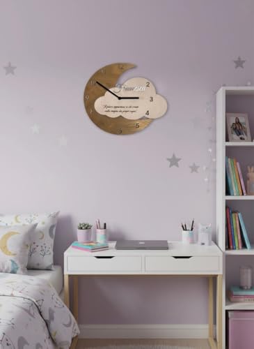 Orologio da Parete Luna e Nuvola in Legno e Plexiglass, Personalizzabile con Nome e Testo, 30x38 cm, Decorativo per Cameretta, Alimentato a Batteria