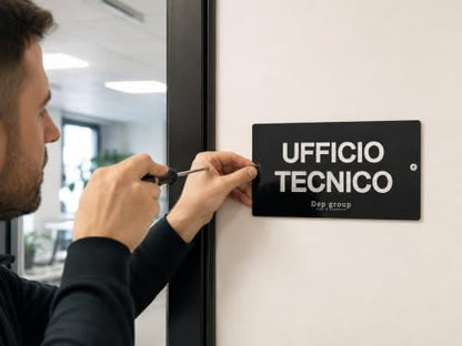 Cartello Ufficio in Plexiglass Lucido con Testo in Rilievo. Montaggio a Parete, Orientamento Orizzontale, Lettere in Rilievo, Design Moderno, Testo Personalizzabile, 20 x 10 cm