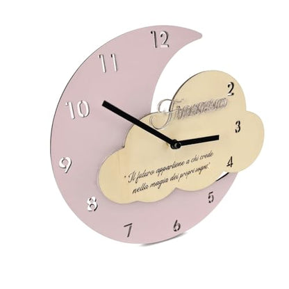 Orologio da Parete Luna e Nuvola in Legno e Plexiglass, Personalizzabile con Nome e Testo, 30x38 cm, Decorativo per Cameretta, Alimentato a Batteria