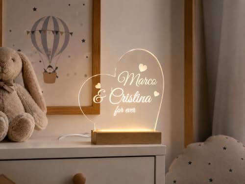Lampada LED Personalizzata Forma Cuore con Nome in Plexiglass Trasparente, 25 cm, Base in Legno, Cavo Alimentazione USB, Incisione Testo