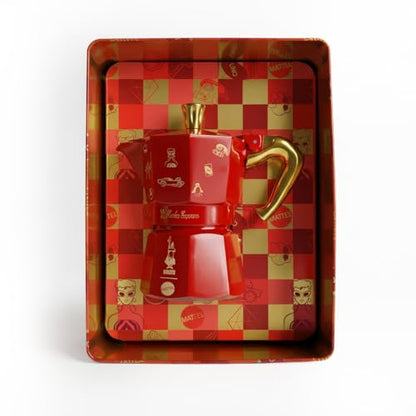 Bialetti Moka Express da 3 Tazze (130ml) Edizione Mattel® Ottantesimo, Caffettiera da Collezione con Latta Celebrativa – Prodotto in Alluminio, Non Adatta all’Induzione, Rossa