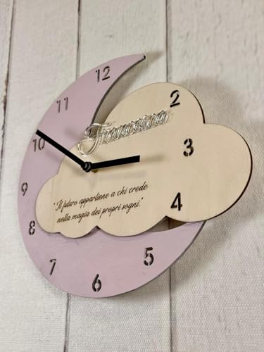 Orologio da Parete Luna e Nuvola in Legno e Plexiglass, Personalizzabile con Nome e Testo, 30x38 cm, Decorativo per Cameretta, Alimentato a Batteria