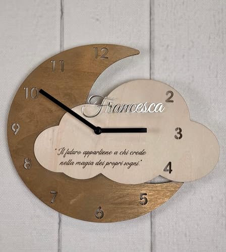 Orologio da Parete Luna e Nuvola in Legno e Plexiglass, Personalizzabile con Nome e Testo, 30x38 cm, Decorativo per Cameretta, Alimentato a Batteria