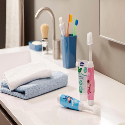 Chicco Spazzolino Elettrico per Bambini, Spazzolino da Denti con Vibrazione Delicata e Setole Morbide, Impugnatura Ergonomica, con Testina di Ricambio e Coprisetole - 3+ Anni, Blu
