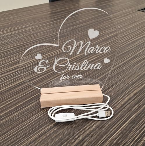 Lampada LED Personalizzata Forma Cuore con Nome in Plexiglass Trasparente, 25 cm, Base in Legno, Cavo Alimentazione USB, Incisione Testo