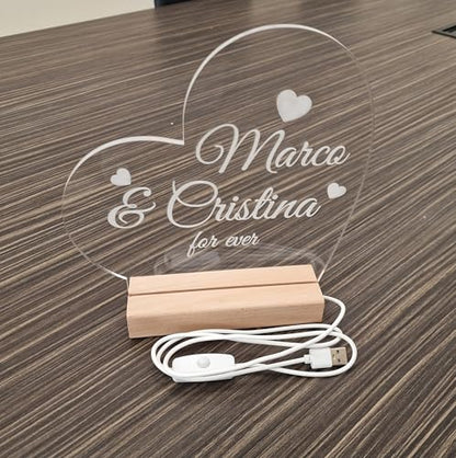 Lampada LED Personalizzata Forma Cuore con Nome in Plexiglass Trasparente, 25 cm, Base in Legno, Cavo Alimentazione USB, Incisione Testo