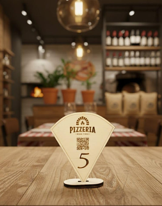 Segnatavolo in Legno a Forma di Pizza, Personalizzabile con Logo, Numero e QR Code, 13x12 cm, Spessore 6mm, Segna Tavolo Numerato Pizzeria