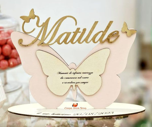 Scritta in Legno Personalizzata 8mm Farfalla | Nome Inciso al Laser 25 cm | Topper per Tavolo Torta, Gadget o Decorazione Lavorazione Doppia, Doppio colore in Rilievo.