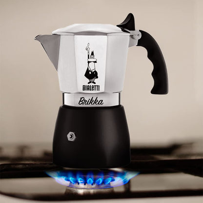 Bialetti Caffettiera Brikka, 4 Tazze (170 ml), Espresso Cremoso come al Bar, Non Adatta a Piano Induzione, Misurino incluso, Manico antiscottatura, Design Elegante, Alluminio