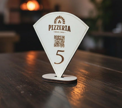 Segnatavolo in Legno a Forma di Pizza, Personalizzabile con Logo, Numero e QR Code, 13x12 cm, Spessore 6mm, Segna Tavolo Numerato Pizzeria