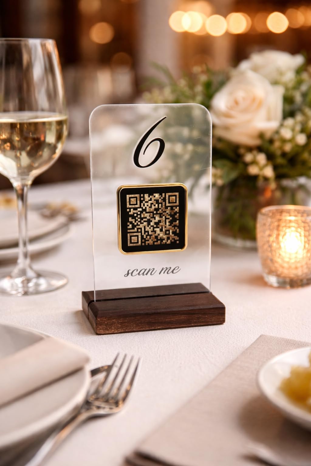 Segnatavolo con QR Code per Ristorante e Pizzeria – Plexiglass Trasparente con Numero Tavolo Nero, Base in Legno di Faggio – Espositore Elegante da Tavolo con Codice QR o Logo Personalizzato
