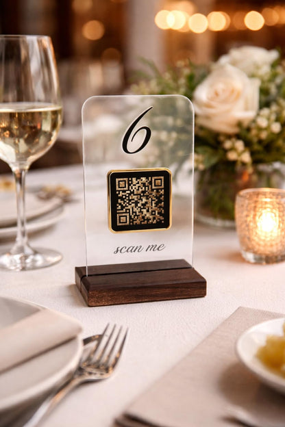 Segnatavolo con QR Code per Ristorante e Pizzeria – Plexiglass Trasparente con Numero Tavolo Nero, Base in Legno di Faggio – Espositore Elegante da Tavolo con Codice QR o Logo Personalizzato