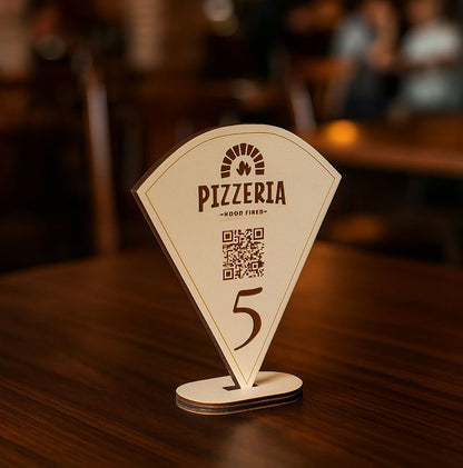 Segnatavolo in Legno a Forma di Pizza, Personalizzabile con Logo, Numero e QR Code, 13x12 cm, Spessore 6mm, Segna Tavolo Numerato Pizzeria