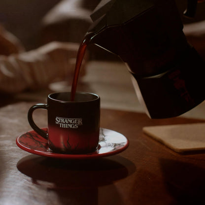 Bialetti Moka Express Stranger Things 3 Tazze, Pomolo Musicale con ricarica USB C, Non adatta ad induzione, 3 Tazze (130ml), Nero