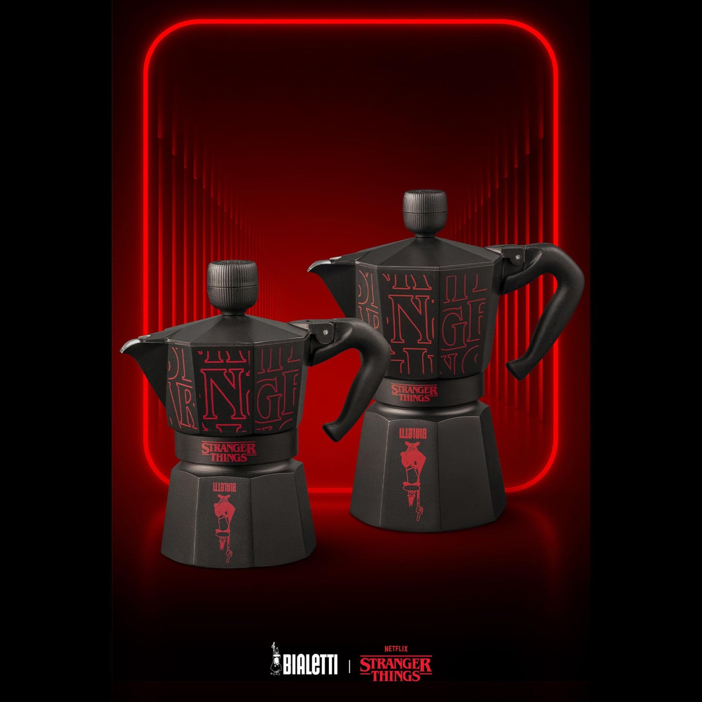 Bialetti Moka Express Stranger Things 6 Tazze, Pomolo Musicale con ricarica USB C, Non adatta ad induzione, 6 Tazze (270ml), Nero