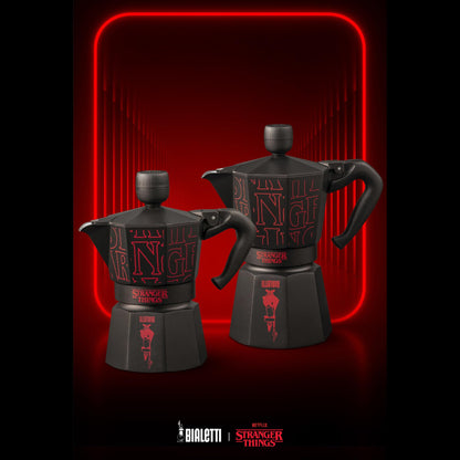 Bialetti Moka Express Stranger Things 3 Tazze, Pomolo Musicale con ricarica USB C, Non adatta ad induzione, 3 Tazze (130ml), Nero