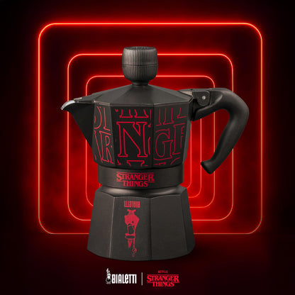 Bialetti Moka Express Stranger Things 3 Tazze, Pomolo Musicale con ricarica USB C, Non adatta ad induzione, 3 Tazze (130ml), Nero