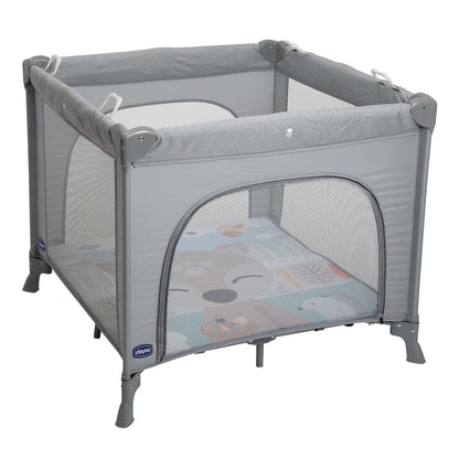 Chicco Open Box Lettino Neonati da Viaggio per Bebè e Bambini dalla Nascita fino a 15 kg, Pieghevole e Compatto, Culla da Campeggio con Tappeto Gioco, Finestre in Rete, 4 Maniglie e Borsa da Viaggio