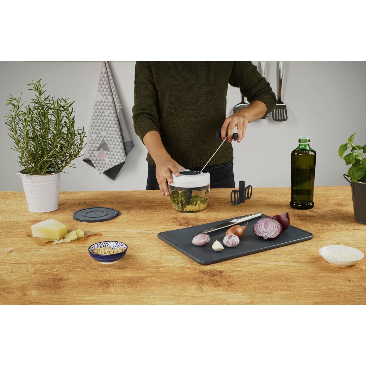 Fackelmann Tritatutto Multifunzione, Linea Easy Prepare, Ideale per tritare cipolle, Noci, Erbe aromatiche, e Altro ø14,5x13cm, Colore:Blu Scuro e Bianco