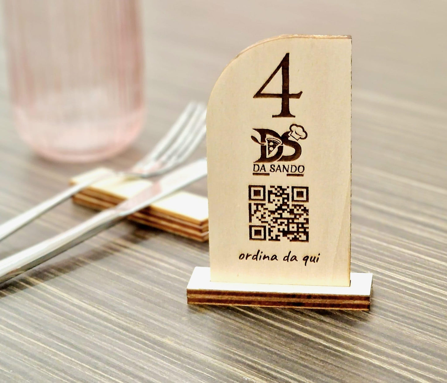 Segnatavolo Numerato in Legno 80mm x h120mm per Ristotante Pizzeria | Segnatavoli Personalizzabili con Logo e Codice QR menù Digitale | Incisione Fronte-Retro