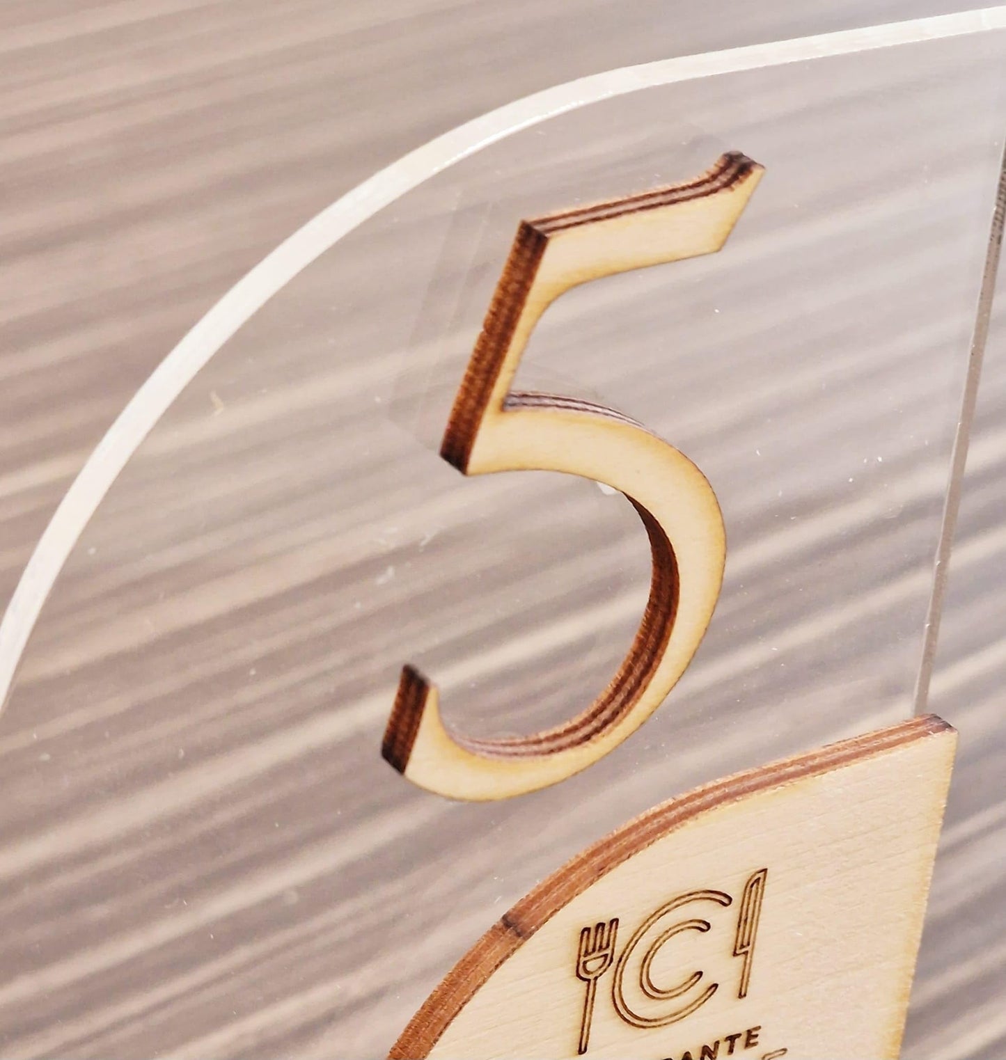 Segnatavolo in Plexiglass e Legno per Ristorante, Pizzeria, Bar, Trattoria | Segnaposto Numerato Personalizzato Intaglio Laser, con QR code per Menù on line e Logo Aziendale.