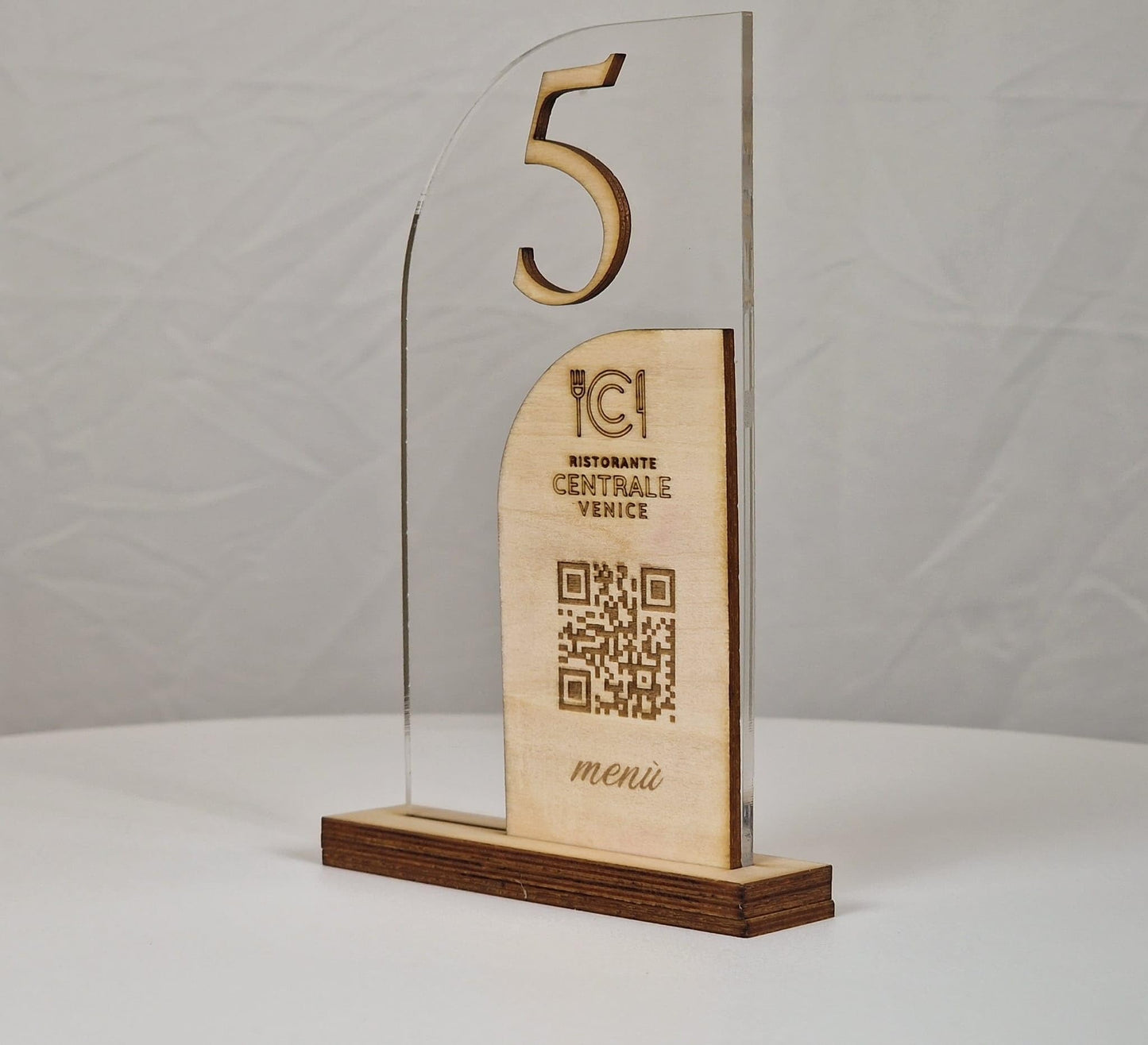 Segnatavolo in Plexiglass e Legno per Ristorante, Pizzeria, Bar, Trattoria | Segnaposto Numerato Personalizzato Intaglio Laser, con QR code per Menù on line e Logo Aziendale.